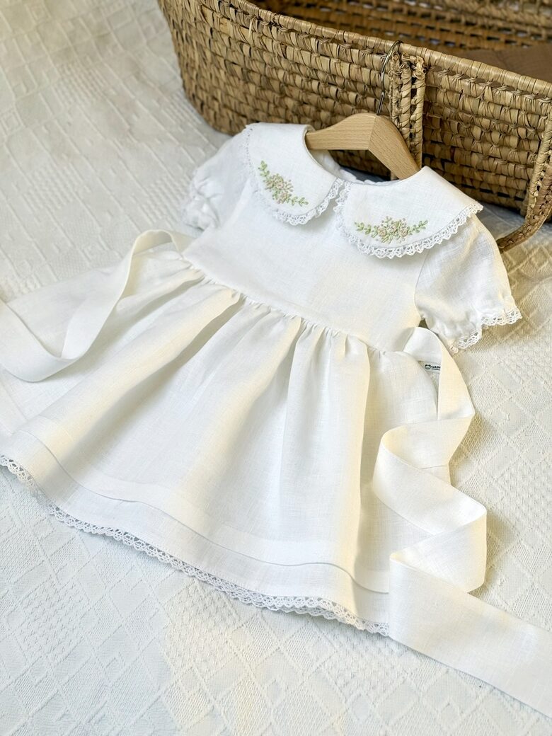 Suknelė ,,Austėja" su rožytėmis ir šakelėmis