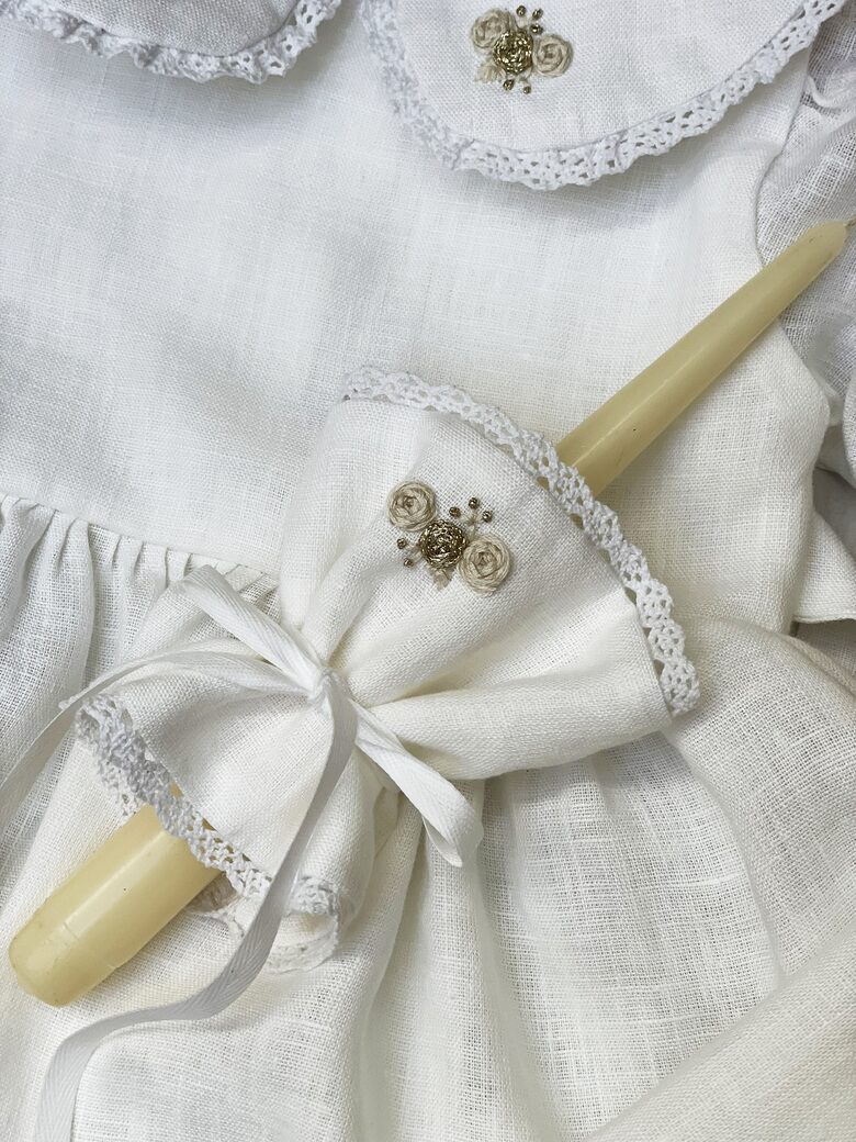 Siuvinėtas žvakės papuošimas su nėriniu - kreminės/aukso rožytės