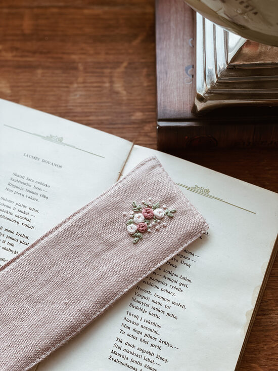 Lininis knygų skirtukas - pelenų rožinės spalvos