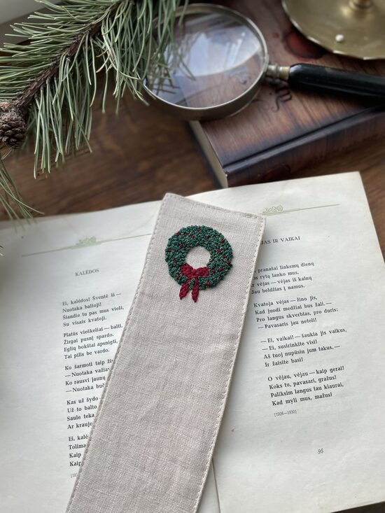 Lininis knygų skirtukas su Kalėdiniu vainiku