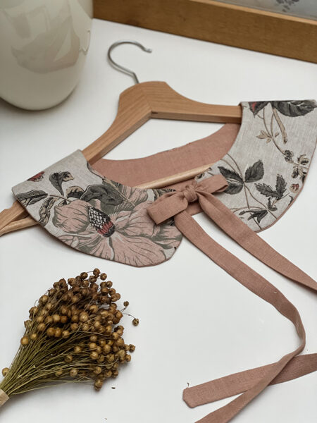 Dvipusė moteriška apykaklė su gėlių raštais - kreminė