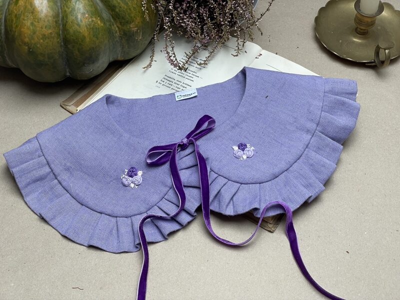 Siuvinėta violetinė apykaklė